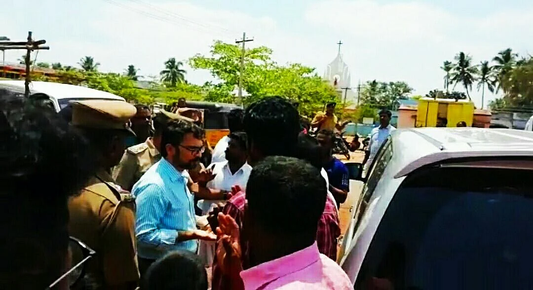 போராடிய மீனவர்களின் வாக்குகள் நீக்கம்? - தேர்தல் அதிகாரிகளை முற்றுகையிட்ட கடற்கரை மக்கள்!