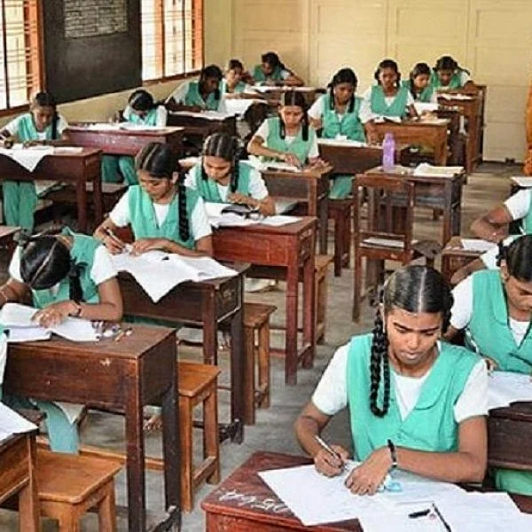 நாளை தொடங்குகிறது பிளஸ் டூ பொதுத்தேர்வு! - முறைகேடுகளைத் தடுக்க 4,000 பறக்கும் படை