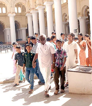 ஒரே ஒரு ஊரிலே...