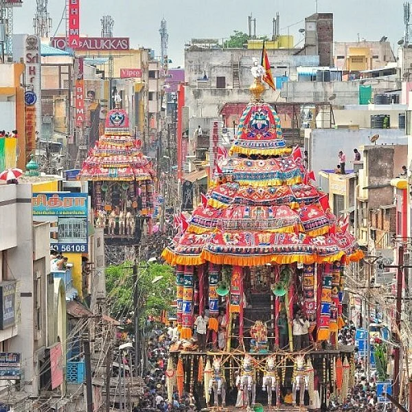 அமைச்சருக்காக 40 நிமிடம் காத்திருந்த மீனாட்சி - சுந்தரேஸ்வரர் தேர்!