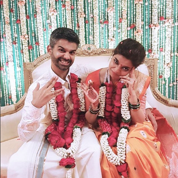 `அசையாதே.. யாரோ உன்னை படம் எடுக்கிறாங்க!'- ஸ்வாதி பதிவிட்ட ஓராண்டு நிச்சயதார்த்த படங்கள்