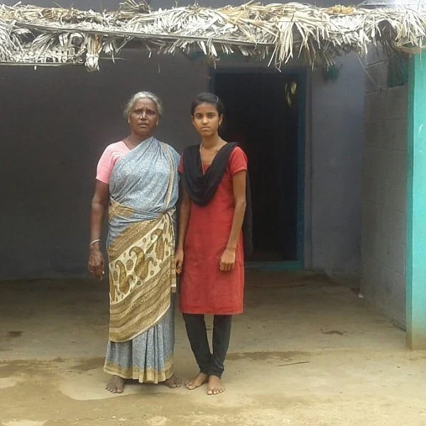 `வீட்டின் ஏழ்மையை நினைச்சேன்; வைராக்கியத்தோடு படிச்சேன்!'- 539 மார்க் வாங்கி சாதித்த மாணவி