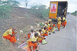 ‘‘பாபாவை தரிசிக்க பாத யாத்திரை!’’