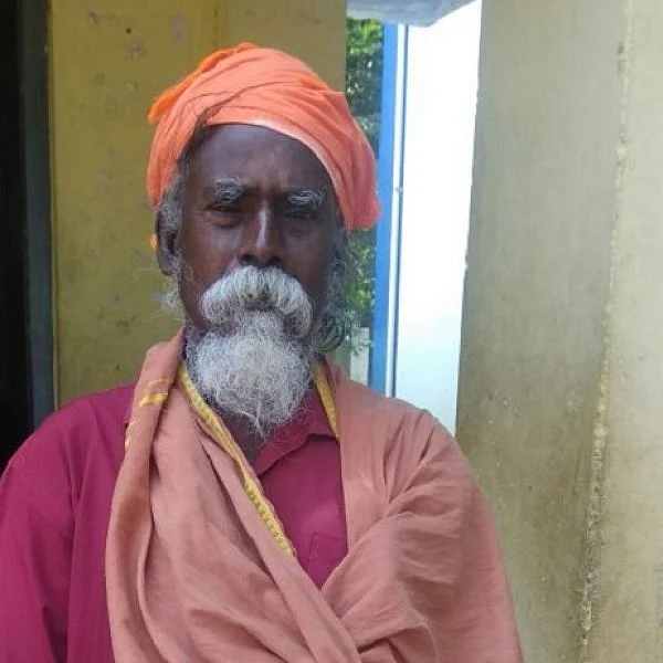 நெகிழ வைக்கும் மனிதநேயம்: பிச்சை எடுத்து பள்ளிக் குழந்தைகளுக்கு உதவும் முதியவர்!