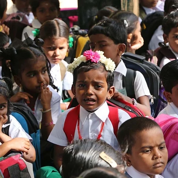 தனியார் பள்ளிகளில் கட்டணமில்லாமல் எல்கேஜி, ஒன்றாம் வகுப்பு சேர்ப்பது எப்படி? #RTE