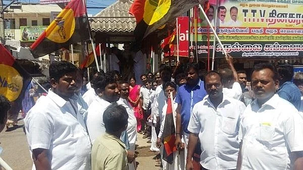 காந்தி சிலைக்கு மாலை அணிவித்தால் வழக்கு? - கொதிக்கும் நெல்லை தே.மு.தி.க-வினர்!