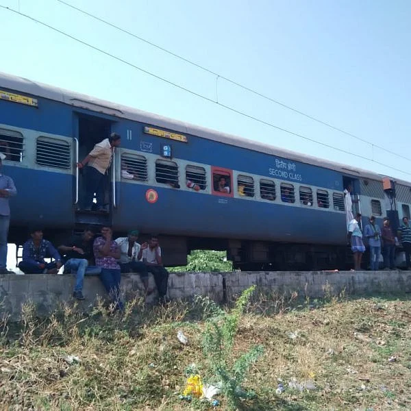 கோவில்பட்டியில் அறுந்துவிழுந்த மின்சார வயர்! நடுவழியில் நின்ற ரயில்கள்