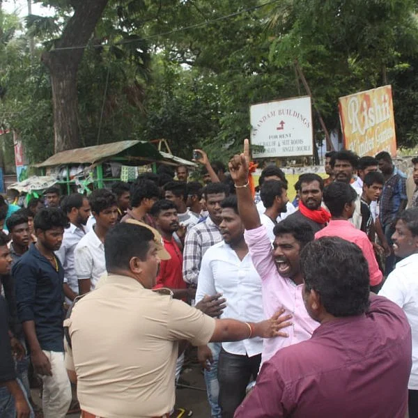 தளவாய் - விஜயகுமார் ஆதரவாளர்கள் கடும் மோதல்! - களேபரமான கூட்டுறவு சங்கத் தேர்தல் நாமினேஷன்