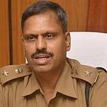 பெண் காவலருக்காக கட்டிப்புரண்டு சண்டை போட்ட காவலர்கள்!