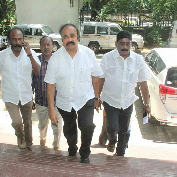 97 கேமராக்களை மீறி சசிகலாவுக்கு எப்படிச் சலுகை அளிக்க முடியும்? விசாரணை அதிகாரியிடம் பொங்கிய புகழேந்தி