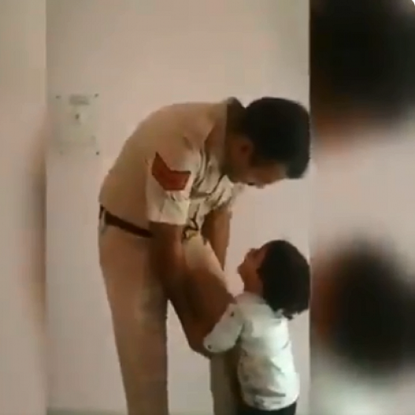 `போகாதீங்க அப்பா!'- மனதைக் கரைய வைக்கும் போலீஸ் இன்ஸ்பெக்டரின் வீடியோ
