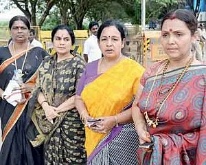 பெங்களூரு சிறையில் உள்ள ஜெயலலிதாவை பார்க்க வந்த நடிகைகள்!