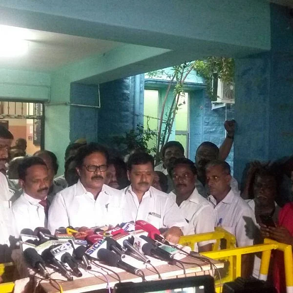 மருத்துவமனையில் அரசியல் பேசிய திருநாவுக்கரசர்... `எஸ்கேப்’பான டீன்