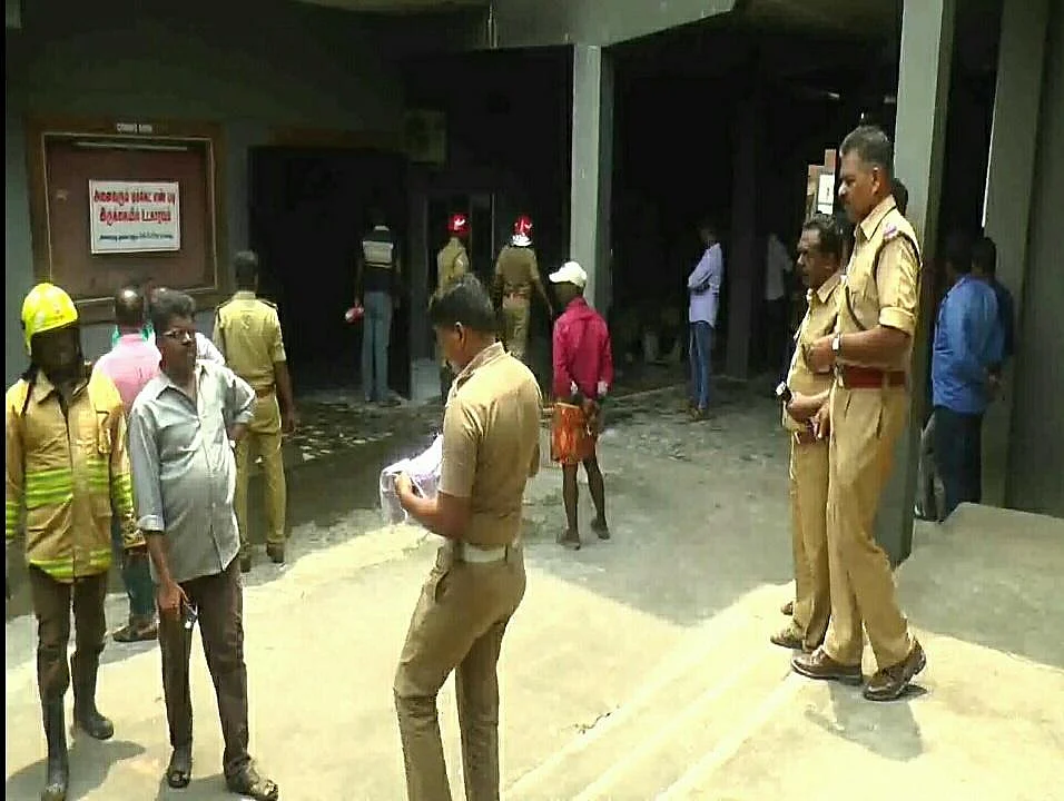 படம் ஓடிக்கொண்டிருக்கும்போதே தீப்பிடித்து எரிந்த புரஜக்டர்! - கன்னியாகுமரி திரையரங்கில் பரபரப்பு