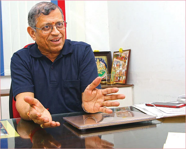 சசிகலாவின் கையை முறுக்கி பி.ஜே.பி எதையும் சாதிக்காது! - ‘ஆடிட்டர்’ குருமூர்த்தி