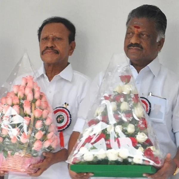 'எனக்காக சின்னம்மா காலில் விழுந்தார் பன்னீர்செல்வம்... ஏன் தெரியுமா?' - கொதிக்கும் தம்பிதுரை