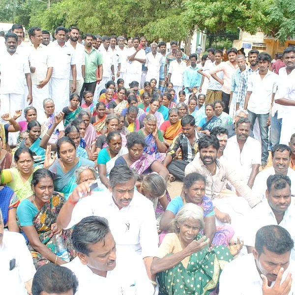 விசாரணைக்கு அழைத்துச் செல்லப்பட்டவருக்கு மாரடைப்பு - போராட்டம் நடத்திய அ.ம.மு.க-வினர்..!