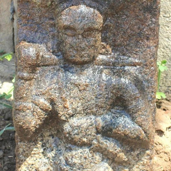 தன் தலையை தானே அறுத்து காணிக்கை கொடுத்த வீரன் சிலை கண்டுபிடிப்பு!