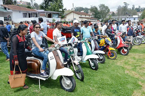 60 கார்கள்... 30 பைக்குகள்... ஊட்டியில் திருவிழா!