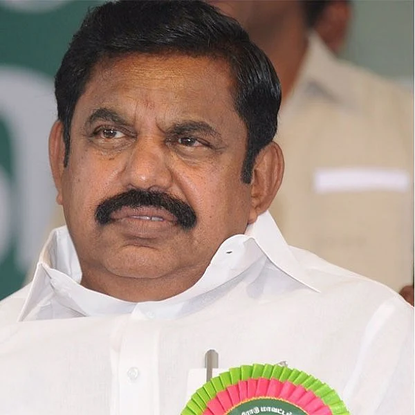 விழா தொடங்கும் முன்பே கிழித்து எறியப்பட்ட முதல்வர் பழனிசாமி பேனர்!