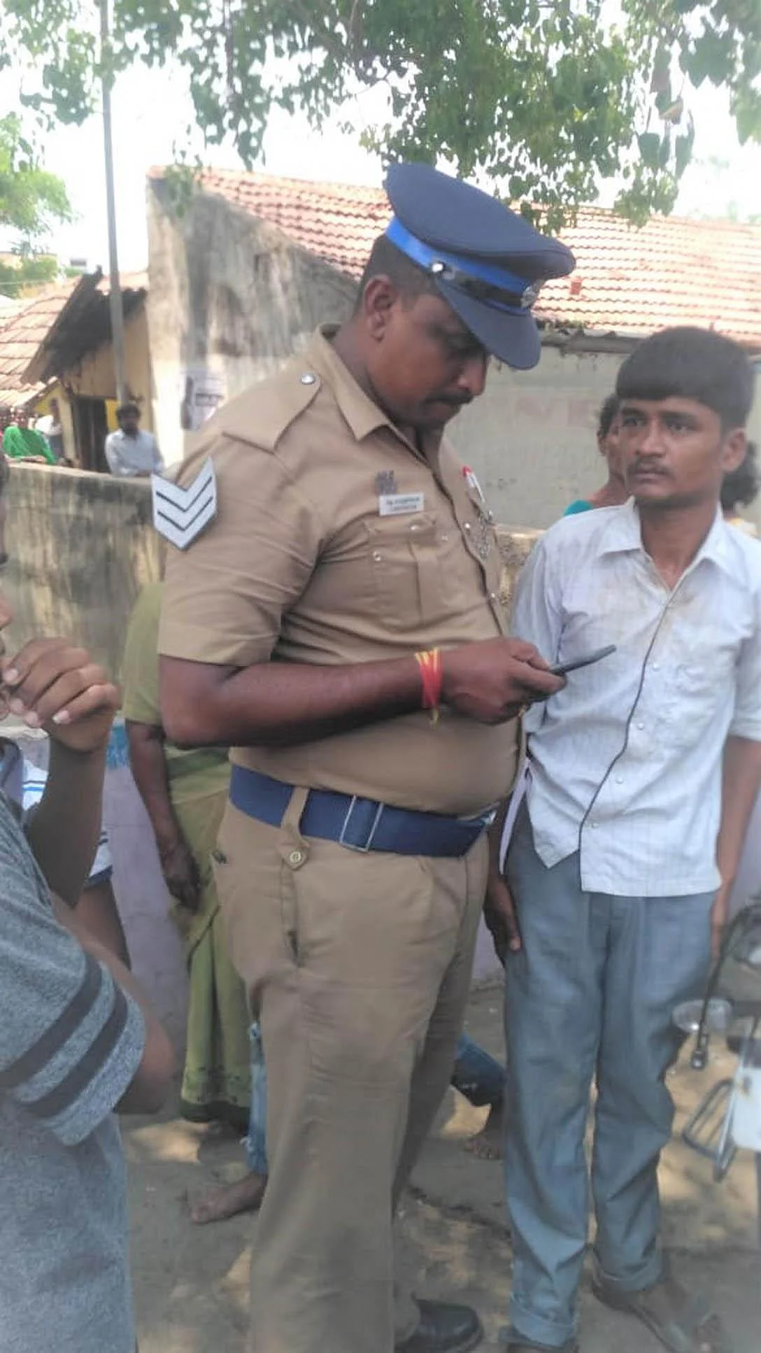 `அண்டா திருடிய இளைஞர்; விரட்டி விரட்டித் தாக்கிய பெண்!’ - வேலூரில் பரபரப்பு