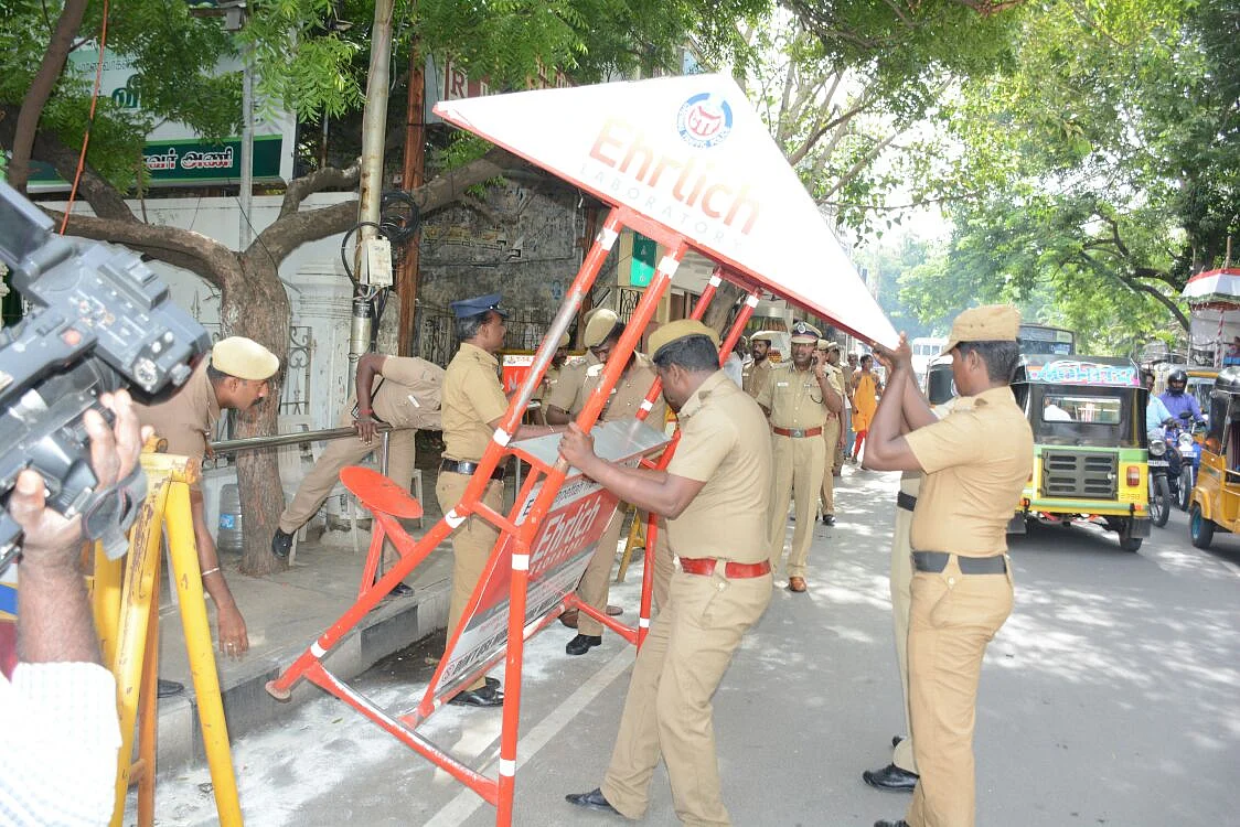 'இனி தமிழக வளர்ச்சிதான் குறிக்கோள்': அணிகள் இணைப்பை வாழ்த்திய மோடி! #LiveUpdate
