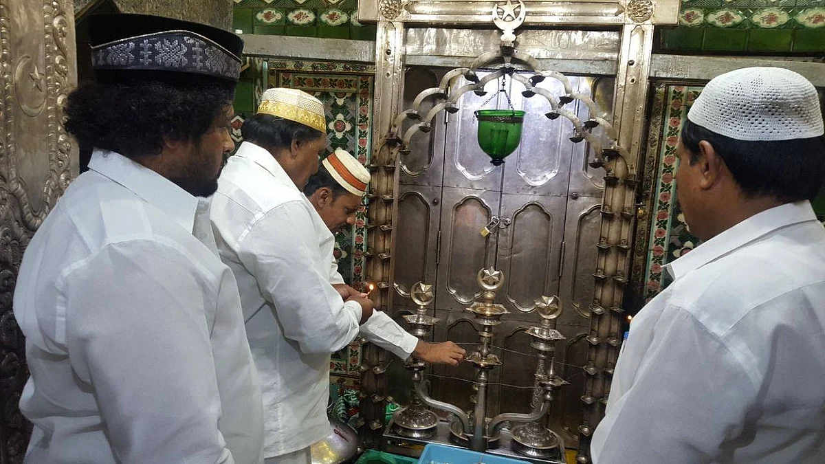 முதல்வர் பழனிசாமி ஆட்சித் தொடர நாகூரில் சிறப்புத் தொழுகை!