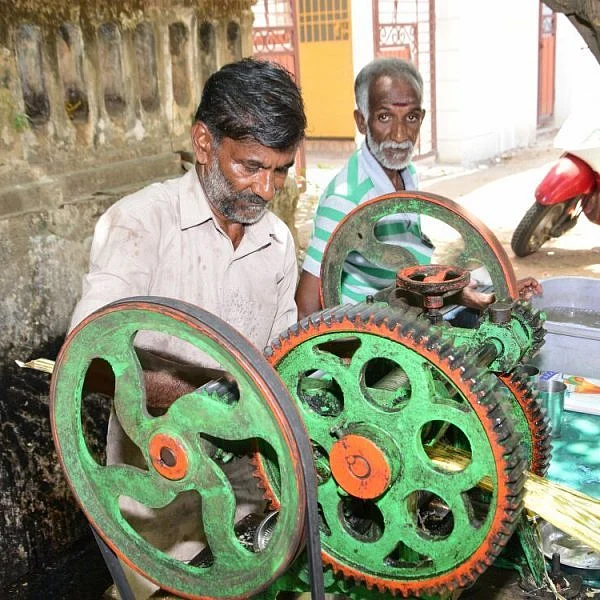 பள்ளிக் குழந்தைகளுக்கு குறைந்த விலையில் கரும்பு ஜுஸ் -அசத்தும் பொய்யாமொழி