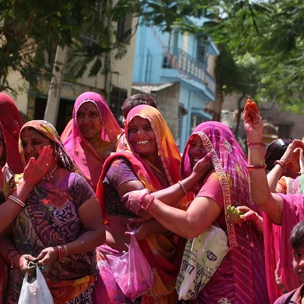 சேலத்தில் கோலாகலமாகக் கொண்டாடப்பட்ட ஹோலி பண்டிகை!