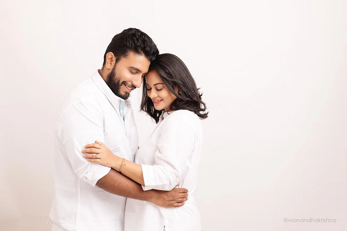 `கர்ப்பமாக இருக்கிறேன்னு சொன்னதும் அவர் அம்மாவே பிறக்கப்போறாங்கன்னு எமோஷனலாகிட்டார்!' - நெகிழும் சுஜா