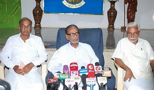 பிரபாகரன் சிலை அகற்றம்: தமிழக அரசுக்கு பழ.நெடுமாறன் எச்சரிக்கை!