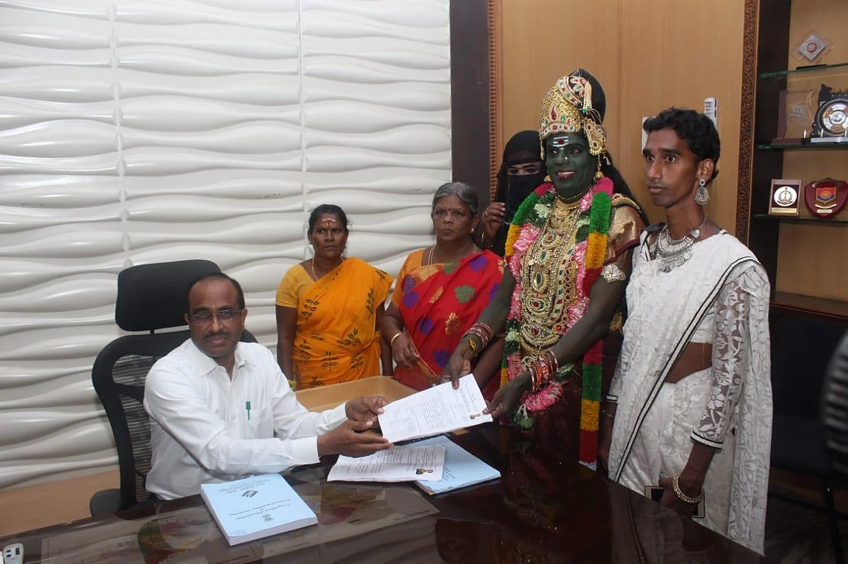 மீனாட்சியம்மன் வேடத்தில் வேட்புமனு தாக்கல் செய்த திருநங்கை!