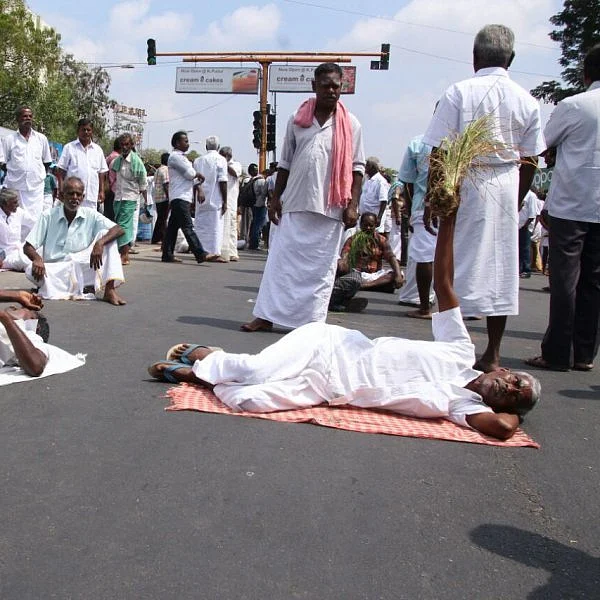 'தண்ணீர் வேண்டும்'- சாலையில் படுத்து விவசாயிகள் மறியல்