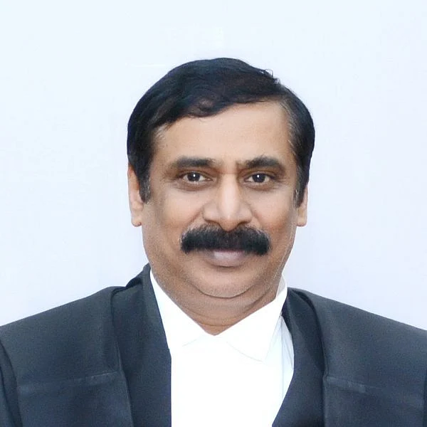 மூன்று நீதிபதிகளும் 18 எம்.எல்.ஏ-க்களும்... அடுத்தது என்ன?