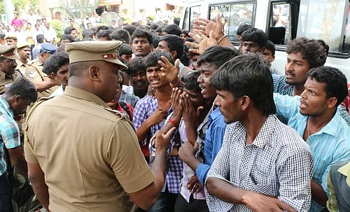 கோவை: மனு கொடுக்க வந்த மாணவர்கள் மீது போலீஸ் தடியடி!