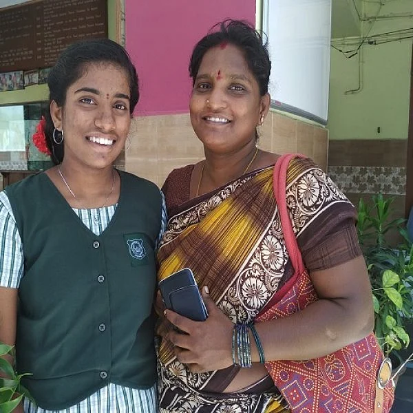 "ஜெயலலிதா மாதிரி சாதிப்பேன்" - 500-க்கு 428 மதிப்பெண் பெற்ற செவித்திறனற்ற மாணவி!
