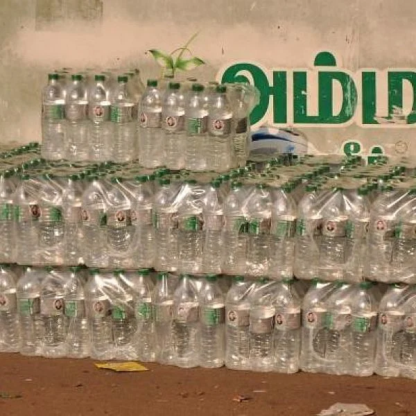 தமிழகத்திலிருந்து கேரளாவுக்குச் சென்ற 1 லட்சம் `அம்மா' வாட்டர் பாட்டில்கள்!