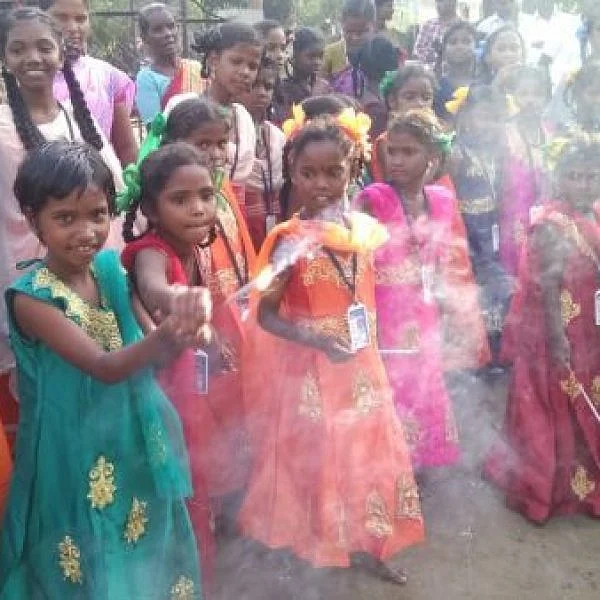 ''டீச்சர், டிரெஸ் நல்லா இருக்கா?'' - அரசுப் பள்ளியில் நெகிழ்ச்சியான தீபாவளிக் கொண்டாட்டம்