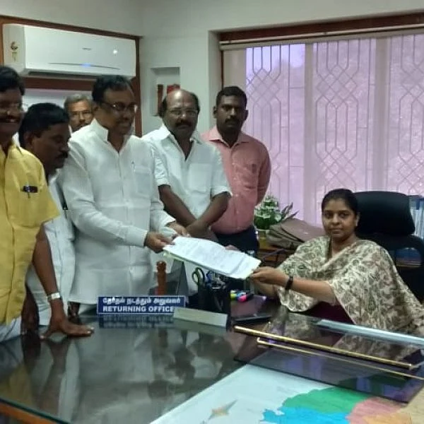 `நான் எம்.பி-யானால் ஆறே மாதத்தில் ரயிலை வரவழைப்பேன்!'- வேட்புமனு அளித்த ஈ.வி.கே.எஸ்.இளங்கோவன்