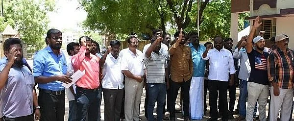 பாதுகாப்பு உபகரணம் இல்லாமல் சாக்கடை சுத்தம் செய்யும் ஊழியர்கள்! நெல்லை மாநகராட்சியின் அவலம்