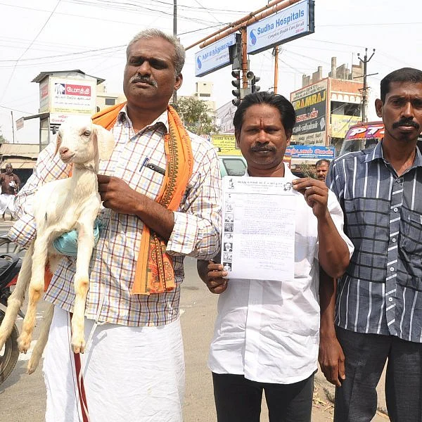 ஈரோடு ஆட்சியர் அலுவலகத்துக்கு ஆட்டுக்குட்டியுடன் மனு கொடுக்க வந்த இந்து மக்கள் கட்சியினர்!