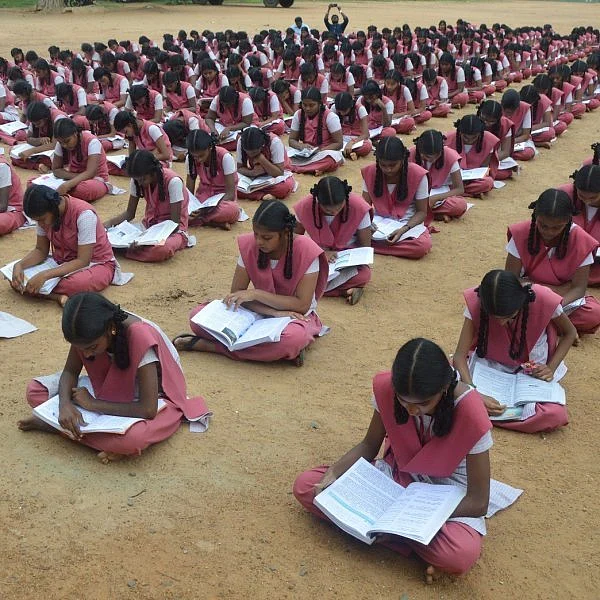 ‘உங்களுக்கு பிடித்த புத்தகத்தை வாசியுங்கள்!’- கல்வி அதிகாரி உத்தரவால் மாணவர்கள் மகிழ்ச்சி