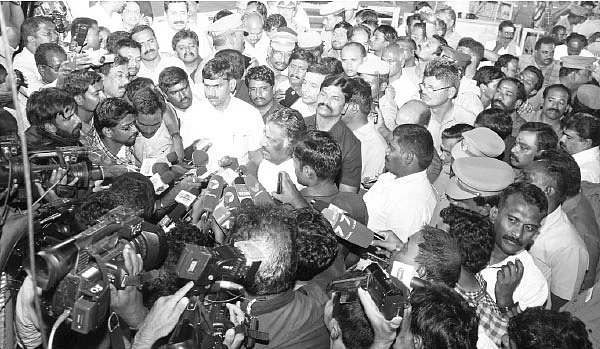 கல்லறைப் புரட்சி! - மெரினாவில் வீசிய ‘பன்னீர்’ புயல்!