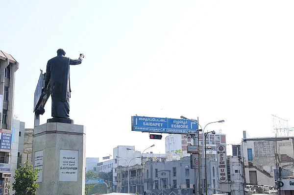 சிலைக்கு மாடலாக அமர்ந்த அண்ணா! - பிடிவாதமாகச் சாதித்த எம்.ஜி.ஆர் #50yearsofAnnaStatue