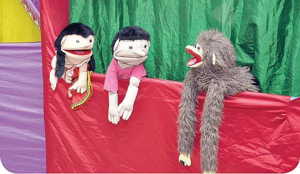 பள்ளிக்கு வந்த பொம்மைகள்!