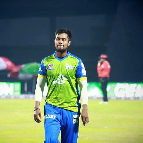 போட்டியின்போது ரசிகரைத் தாக்கிய வங்கதேச வீரர்!