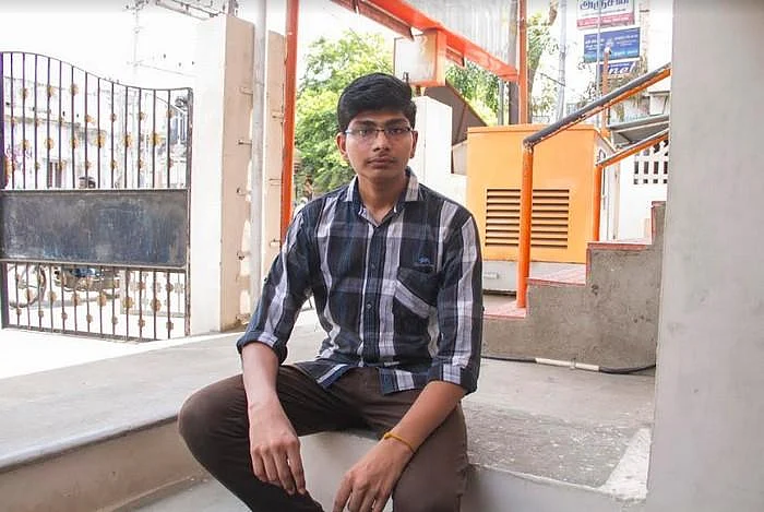 `கஷ்டத்தை புரிஞ்சி, வீட்டிலிருந்து படிச்சேன்; இப்படி பண்ணிட்டாங்க'- கேரளாவுக்கு நீட் எழுதச்செல்லும் மாணவர் குமுறல்
