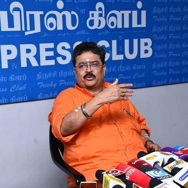 `தப்புச் செஞ்சா, நேரடியா மன்னிப்புக் கேட்பேன்; அட்மின் செய்தார்னுலாம் சொல்ல மாட்டேன்!' - எஸ்.வி.சேகர்