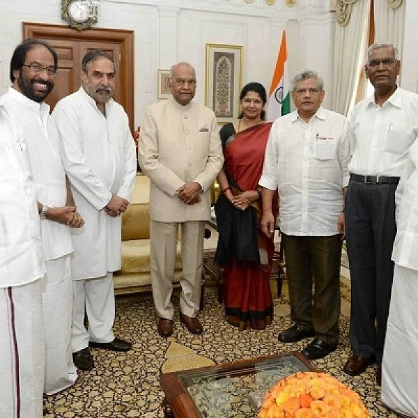 ஜனாதிபதியிடம் போட்டோ ஆதாரம் காட்டிய எதிர்க்கட்சியினர்!