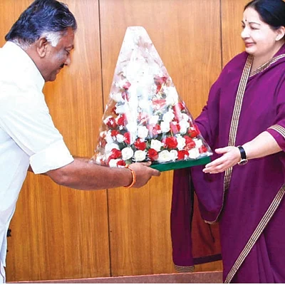 ஜெ. பொக்கே... ரூ.7,000!